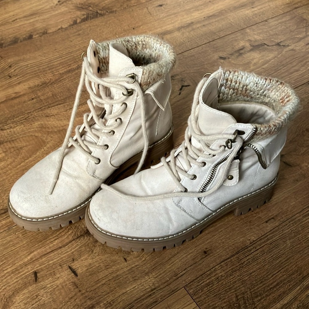 Women’s Cliffs Cream Fall Boots Size 7.5
